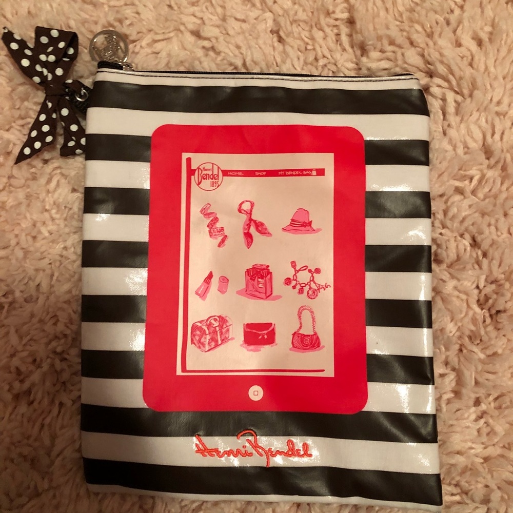 Henri Bendel IPad pouch with zipper
